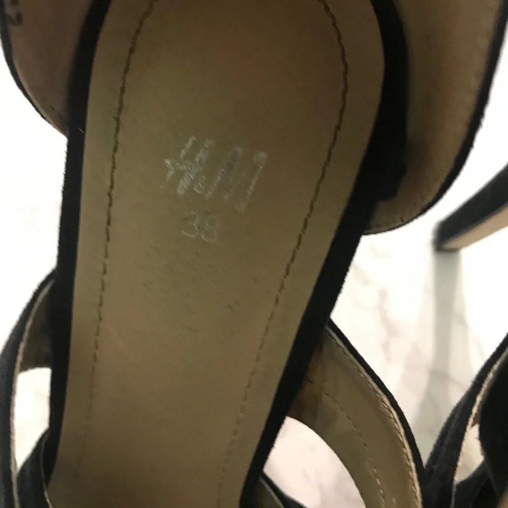 H&M black platform strappy cross cross sandals 7
